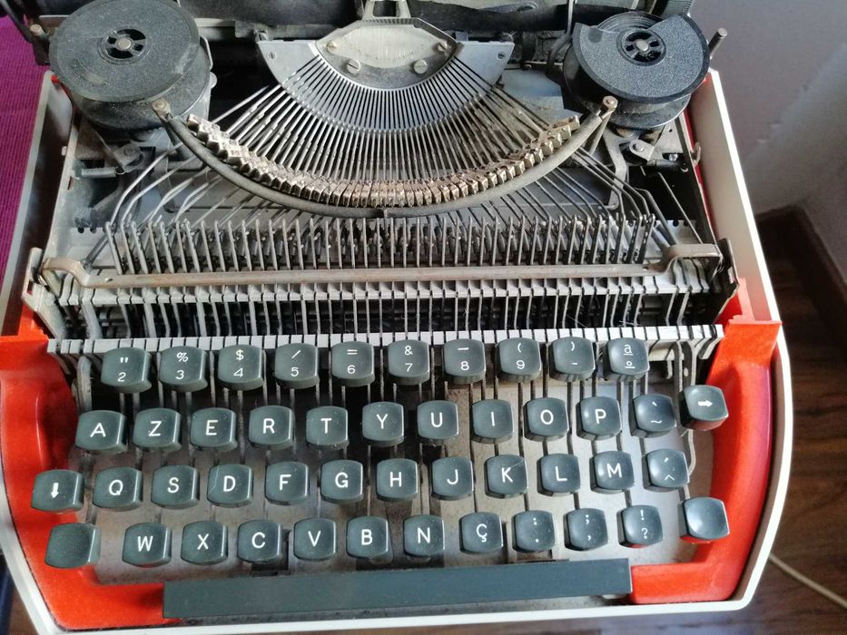 Máquina de escrever antiga, de fita, ainda a funcionar