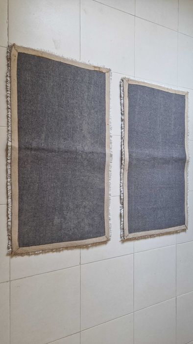 Conjunto 2 tapetes de pêlo, cor cinza