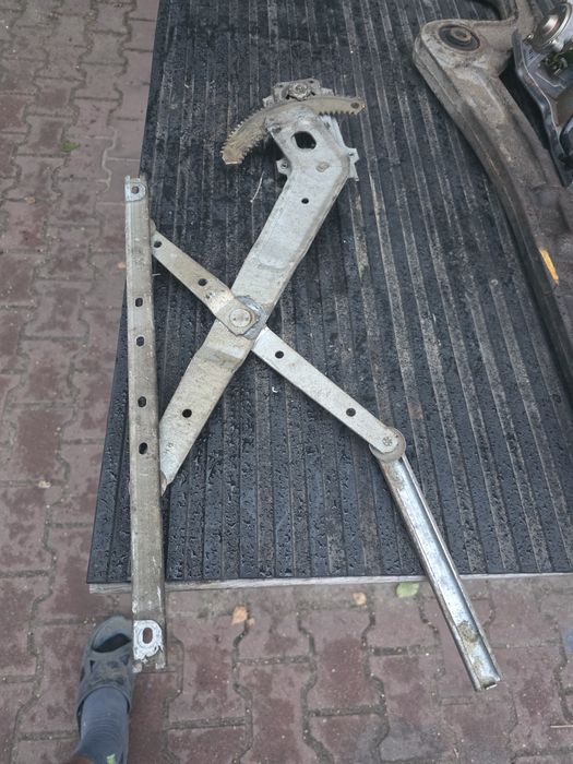Nissan Patrol Y60  podnosnik Szyby Prawy