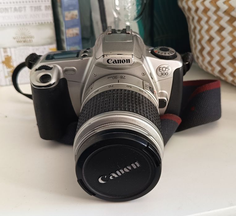 Canon EOS 300 z obiektywem i paskiem