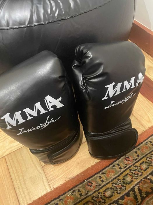 Saco de boxe com luvas