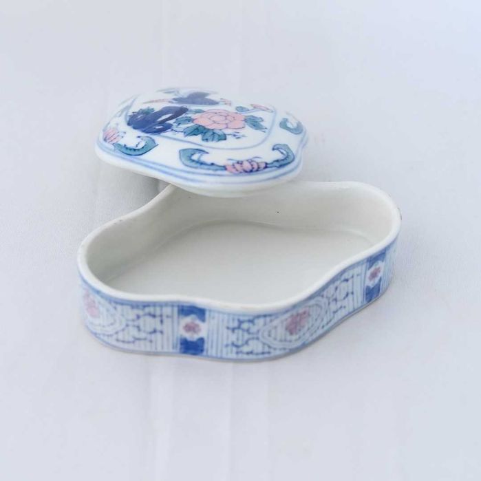 Guarda-joias em porcelana chinesa com tampa pintado à mão