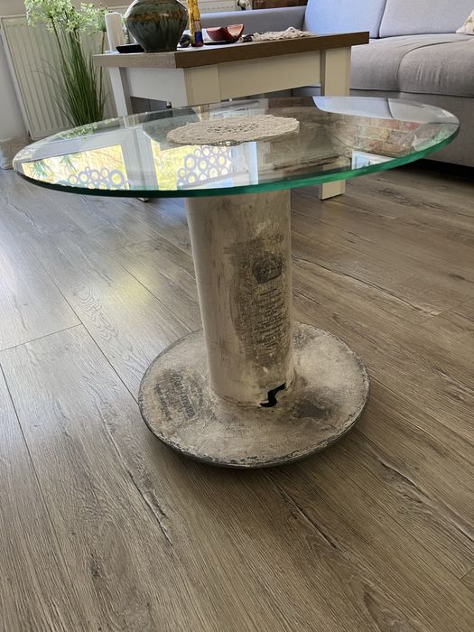 Stolik wykonany ze szpuli ze szklanym blatem rękodzieło