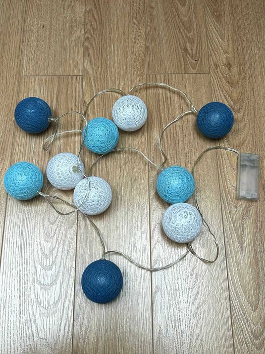 Niebieskie lampki cotton balls