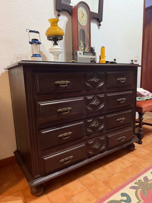 Cómoda em madeira