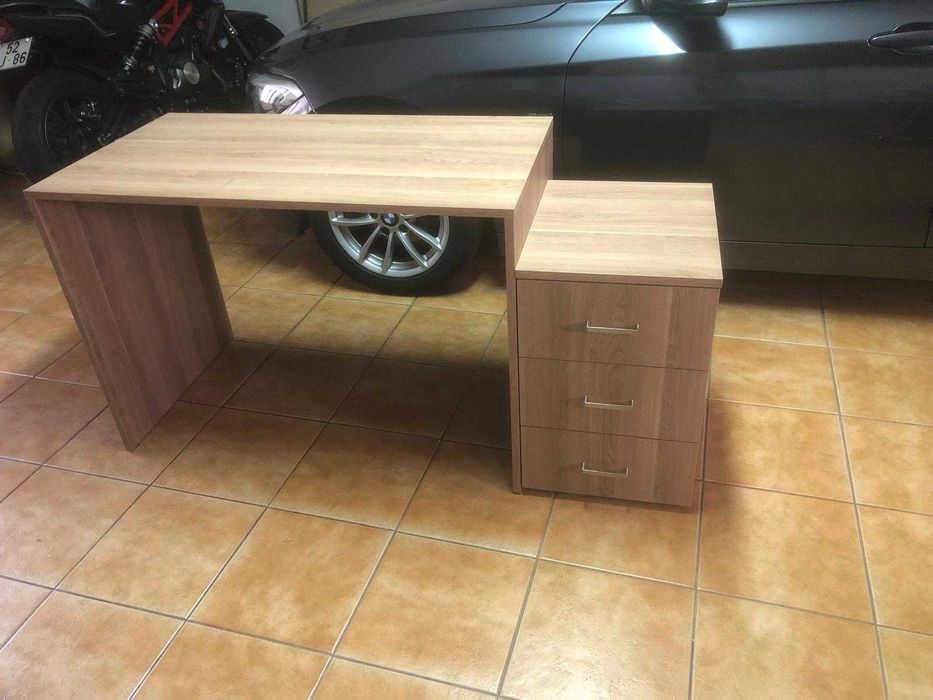 Secretária com módulo de 3 gavetas