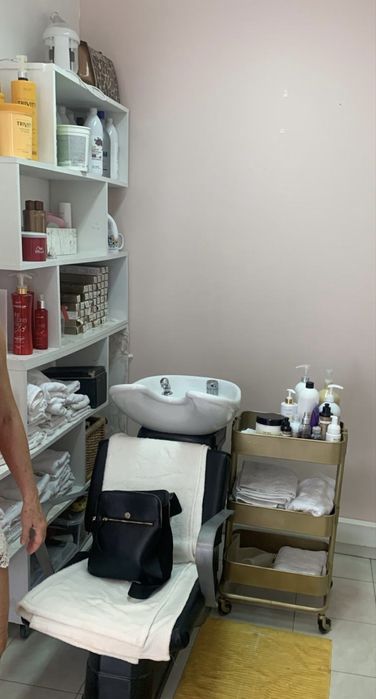 Vendo Lavatório de Cabeleireiro + Estante de Apoio – 300€ (os dois)