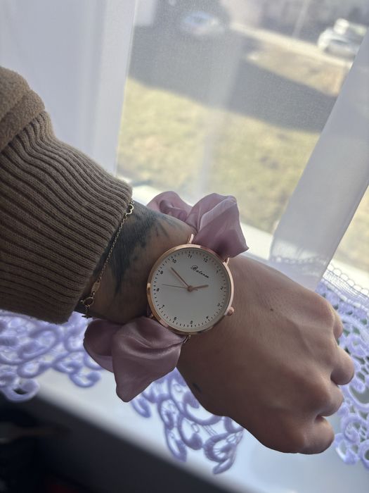 Damski zegarek z bransoletką typu scrunchie