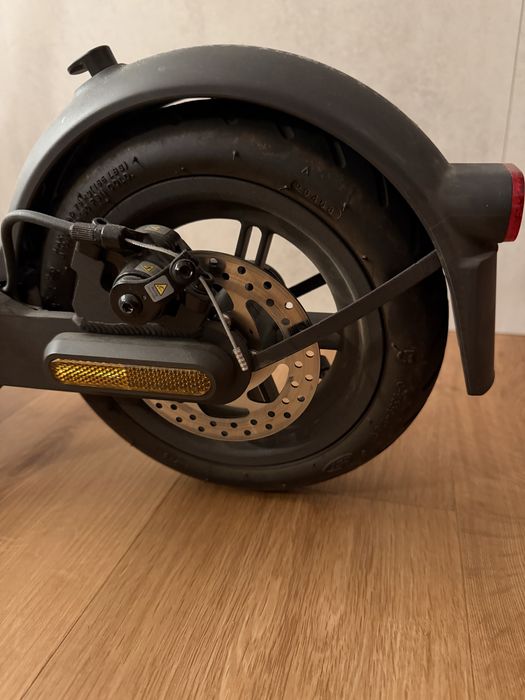 Hulajnoga elektryczna  XIAOMI Mi Essential 20km 250W 8.5”