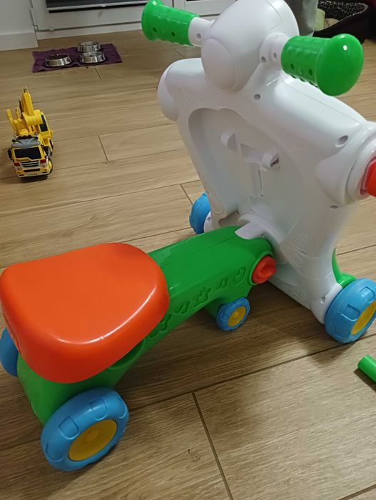 Jeździk pchacz niemowlęcy