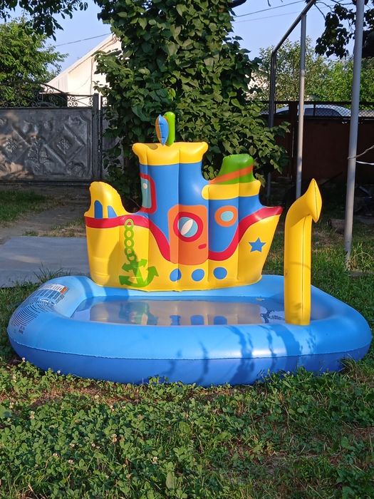 Дитячий надувний басейн.