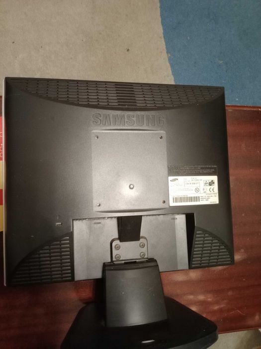 Monitor SAMSUNG modelo 710v-a