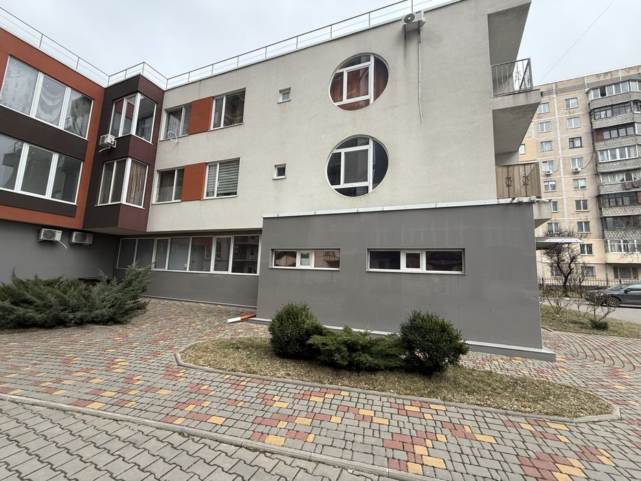 Фасад / поселок . Продам коммерцию в новострое Гранд Парк . Студия
