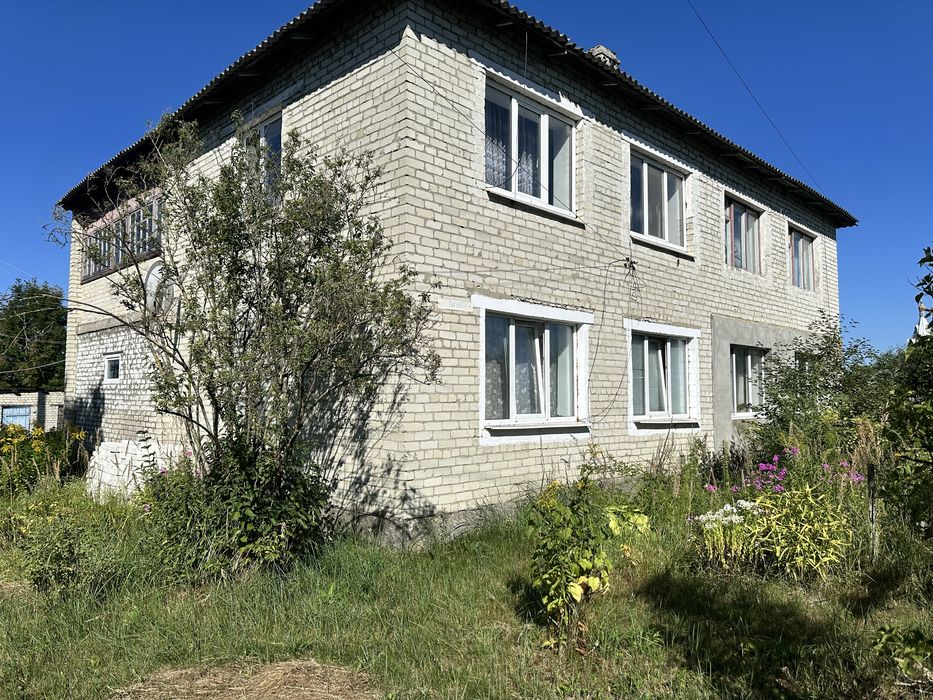 Продам квартиру та земельну ділянку під забудову в самому центрі села Сновидович