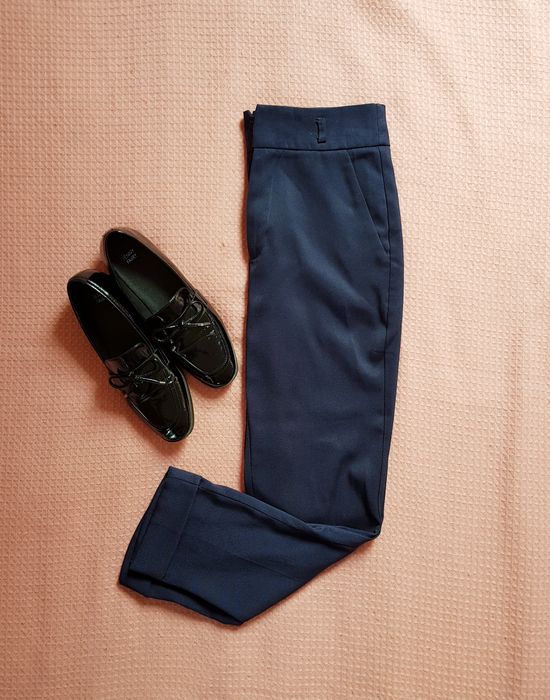 Eleganckie spodnie granatowe w kant Stradivarius S/M