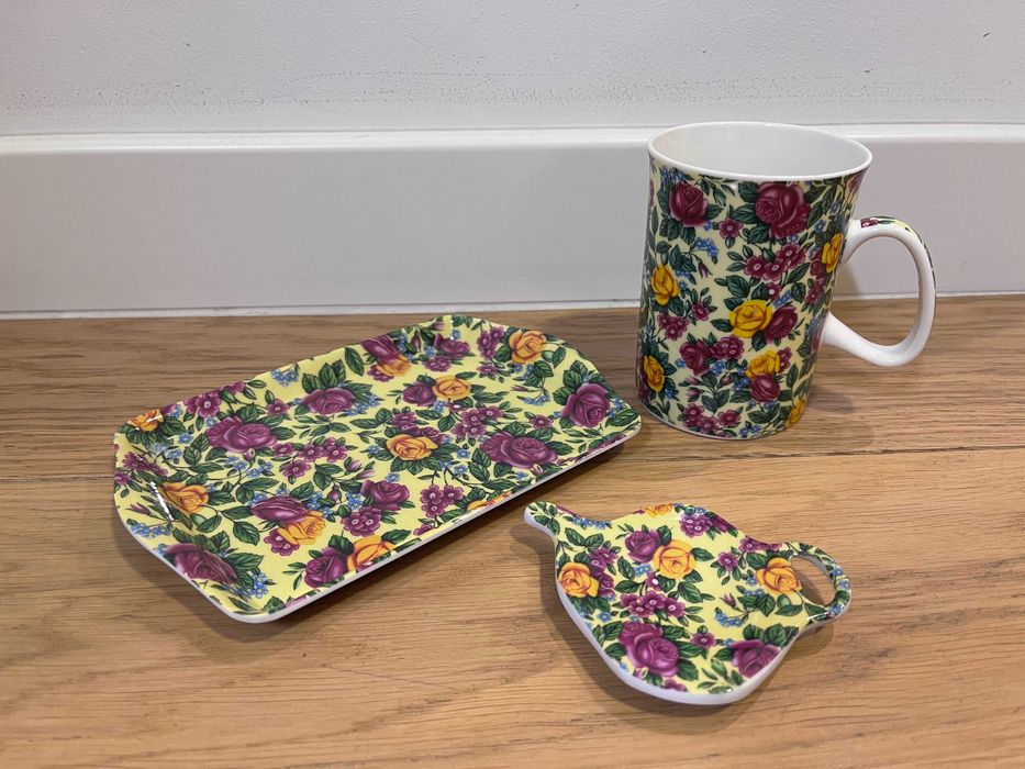 Zestaw do herbaty w kwiatki - kubek, tacka i spodeczek