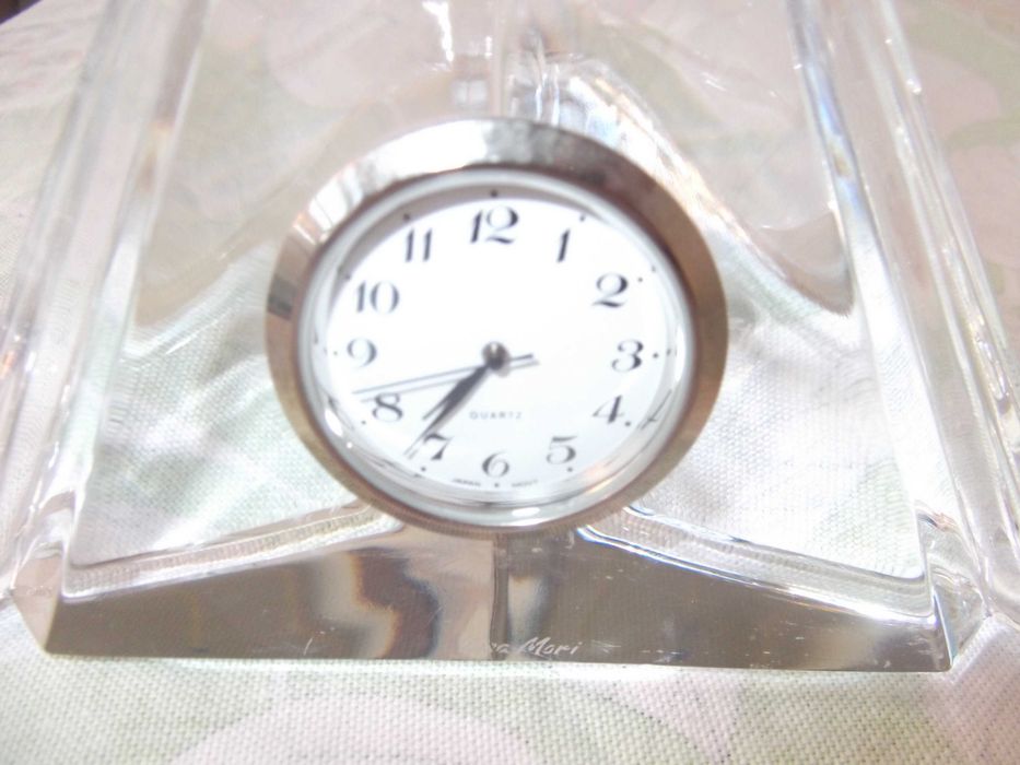 Relógio triangular em cristal / Triangular clock in crystal