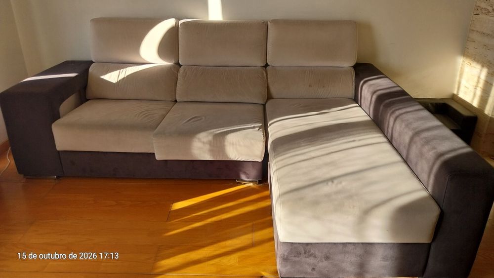 Sofá com chaise longue e arrumação