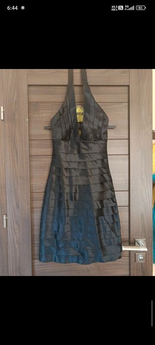 Czarna mini z bardzo ładnym dekoltem