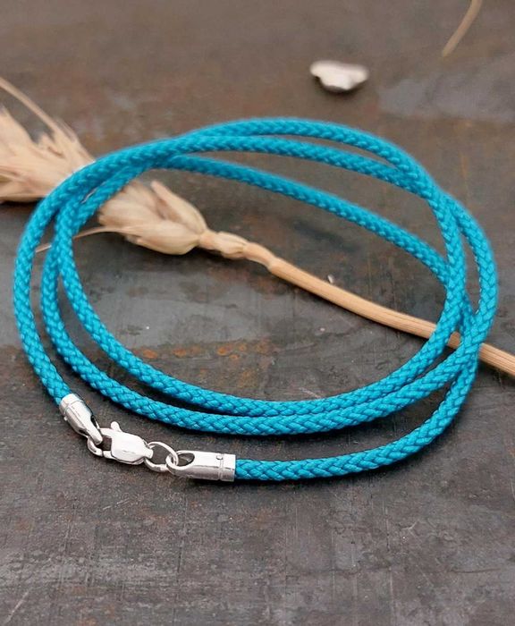 Шовковий шнурок із срібною застібкою