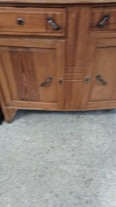 Móvel de madeira com gavetas e portas