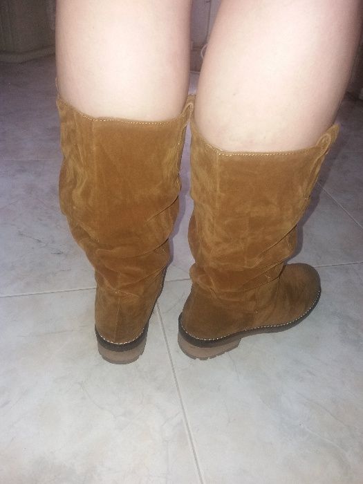 Botas altas em camurça como novas pequeno salto