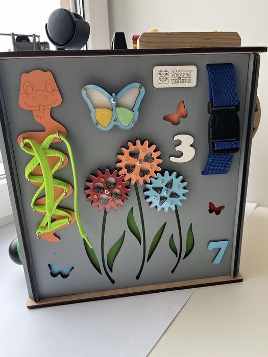 Бізікуб дитячий майже новий