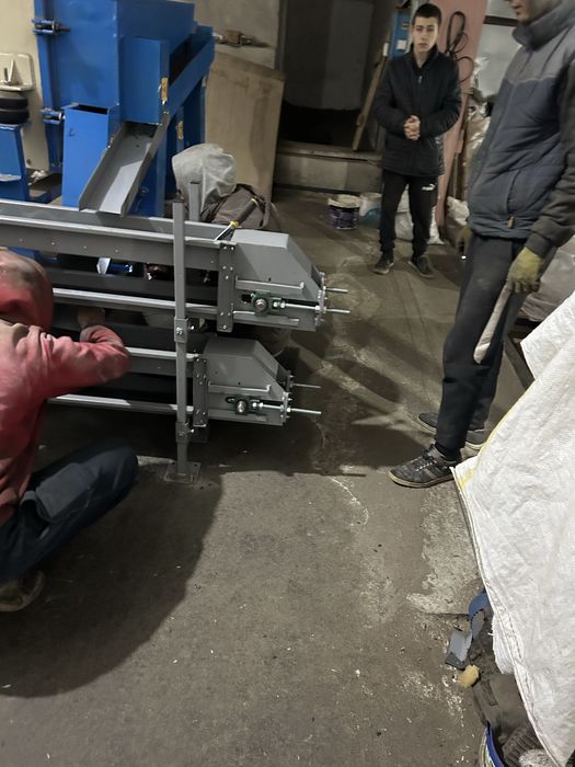 Жолобковий стрічковий транспортер вузький. Для технологічних ліній