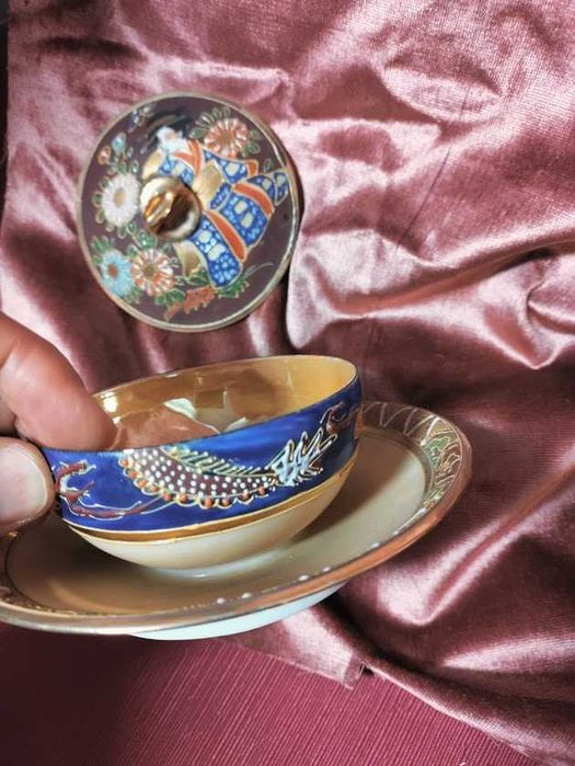 Manteigueira de porcelana oriental, estilo Satsuma, pintada à mão