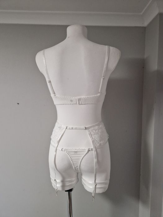 Biały komplet bielizny  w lilie