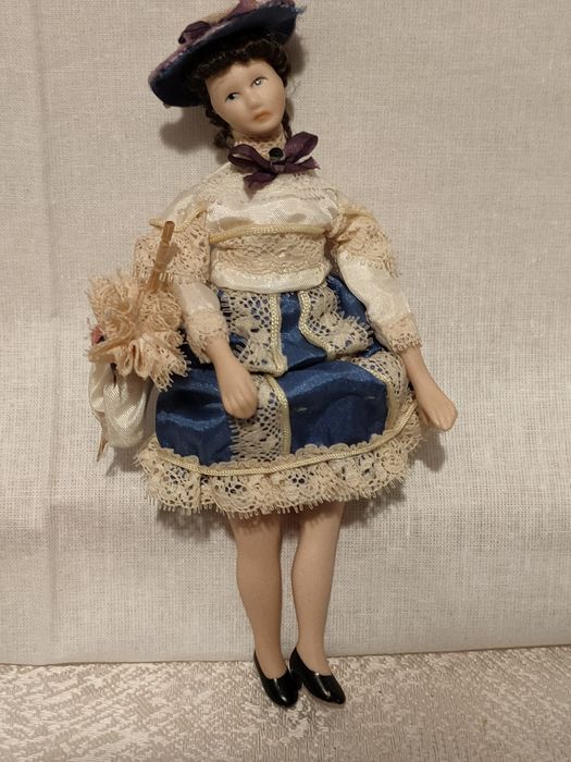 Boneca/ Dama Antiga em Porcelana