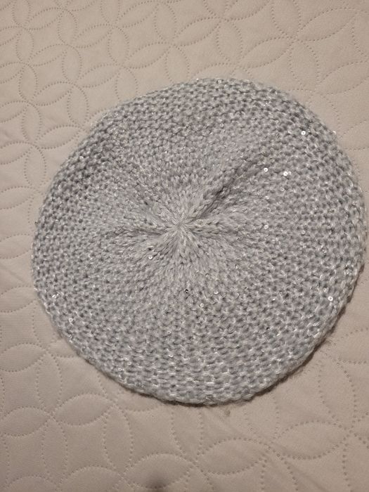 Błękitna czapka beret MOHITO