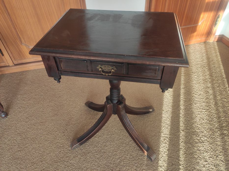 Mesa  em   mogno