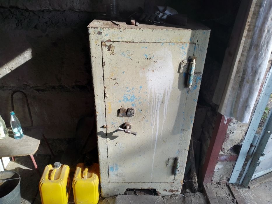 Продается сейфсоветского образца,годов 80х