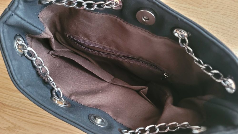 Czarna torebka z łańcuszkiem