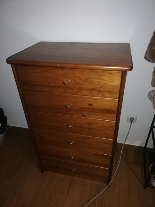 Vendo quarto com cama e colchão, camiseiro e cómoda. , comoda