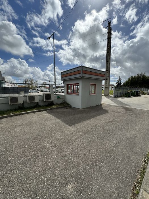 Grande armanzem com 2 cais com altura interior de 8/9 metros