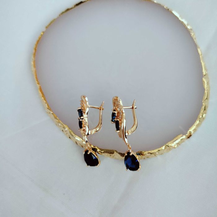 Nowe damskie kolczyki długie w kolorze złotym z niebieskimi cyrkoniam