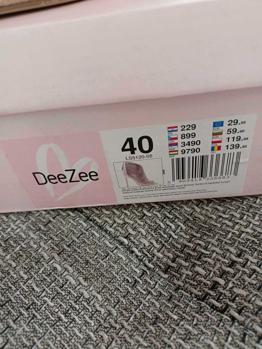 Nowe Botki na obcasie ażurowe