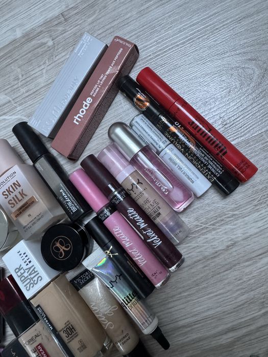 zestaw kosmetyków do makijażu