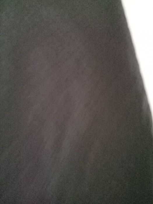 Duas  mantas uma em preto,outra em castanho.