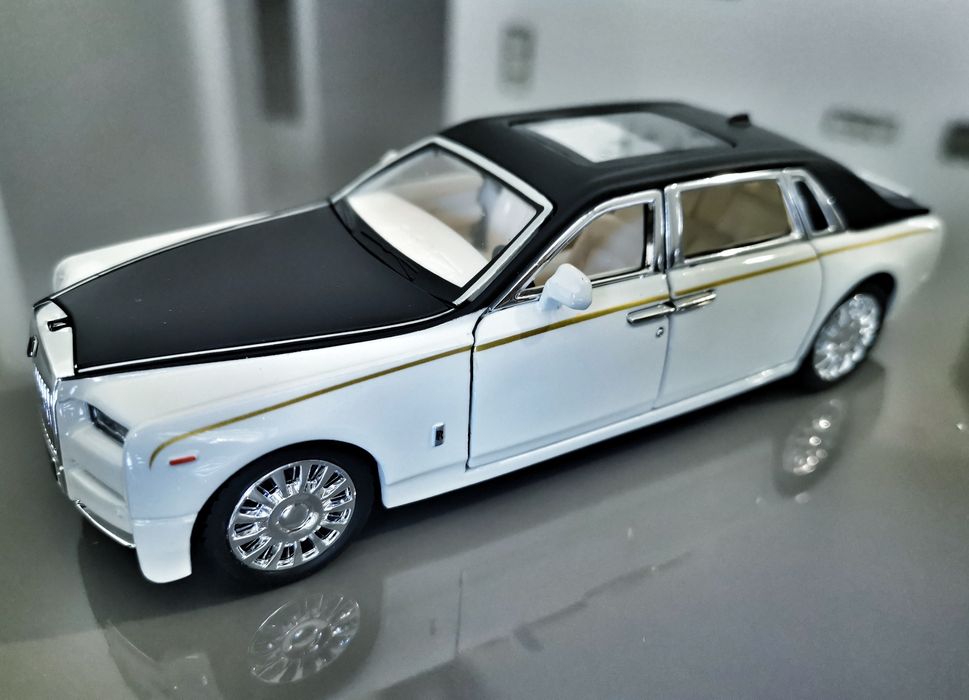 Rolls-Royce Phantom, piękna limuzyna model 1:32, Led, dźwięk