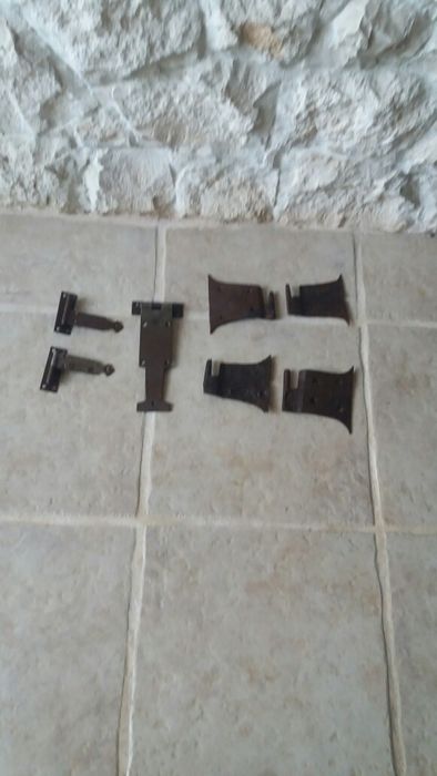 Ferragens para restauro de   portas antigas .