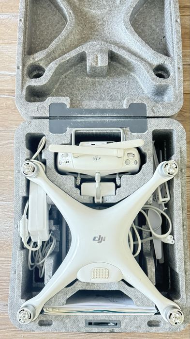DJI Phantom 4  DJI Goggles