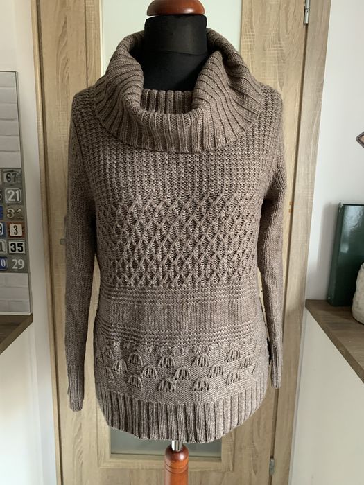 Brązowy sweter z golfem