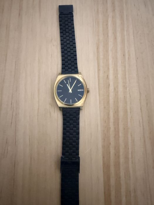 Nixon Time Teller preto e dourado