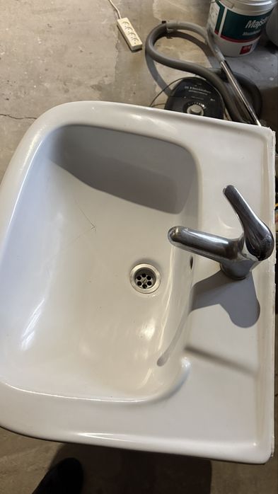 Szafka z umywalka i baterią komplet