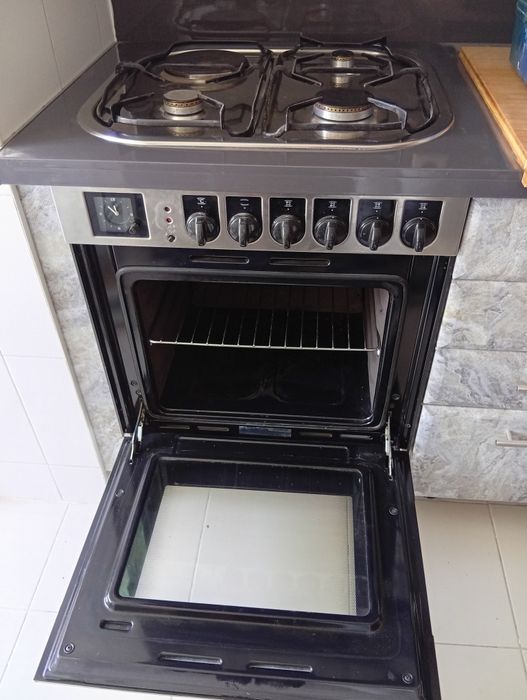 Placa com 3 bocas a gás e uma elétrica + forno elétrico
