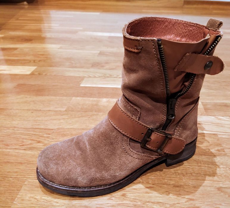 Botas em pele camel