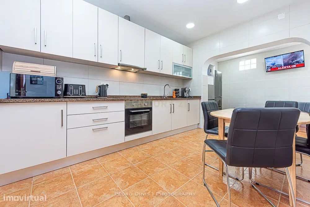 Moradia de 6 assoalhadas c/ garagem SEMI-RENOVADA